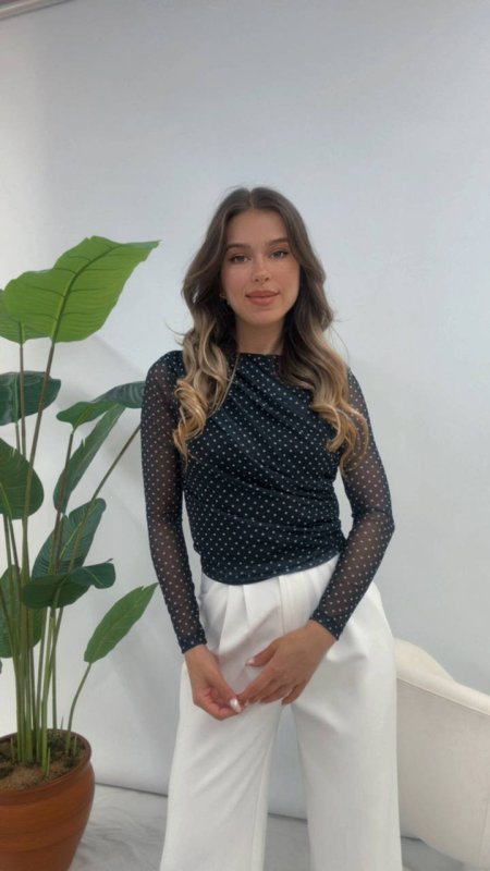 اسود مع نقاط بيضاء